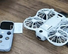 El DJI Neo 3 junto a su control remoto RC Mini, de derecha a izquierda.