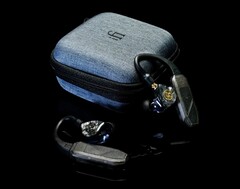 El iFi Go Pod Air se conecta a los IEM mediante un conector de 2 patillas o MMCX. (Fuente de la imagen: iFi Audio)