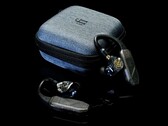 El iFi Go Pod Air se conecta a los IEM mediante un conector de 2 patillas o MMCX. (Fuente de la imagen: iFi Audio)