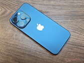 Según los informes, la línea iPhone 16 Pro contará con pantallas más grandes, biseles más finos y cámaras ultrapanorámicas mejoradas. (Fuente de la imagen: Notebookcheck)