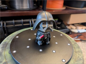 Figura de Darth Vader sobre plato giratorio con marcadores