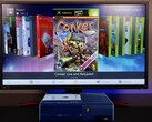  Una Xbox 360 azul modded ejecutando un dashboard homebrew personalizado en un monitor, mostrando el juego "Conker: Live and Reloaded" junto a otros títulos de Xbox y emuladores. (Fuente de la imagen: Modern Vintage Gamer en YouTube)