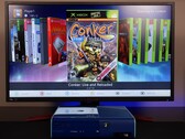  Una Xbox 360 azul modded ejecutando un dashboard homebrew personalizado en un monitor, mostrando el juego "Conker: Live and Reloaded" junto a otros títulos de Xbox y emuladores. (Fuente de la imagen: Modern Vintage Gamer en YouTube)