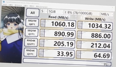 Resultados de CrystalDiskMark 8 del vídeo en directo de Dockcase. Las puntuaciones indican que la carcasa es totalmente compatible con las velocidades de USB 3.2 Gen 2. (Imagen vía Dockcase)