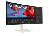 El UltraWide 38WR85QC-W puede ser un monitor de negocios, pero también tiene las credenciales para los juegos. (Fuente de la imagen: LG)