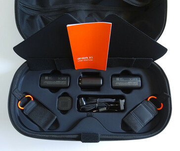 Almacenamiento de accesorios debajo. (Fuente de la imagen: Notebookcheck)