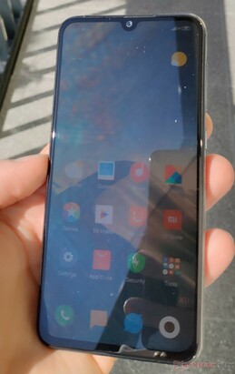 Uso de Xiaomi Mi 9 SE en el exterior bajo el sol