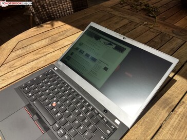 Uso del ThinkPad T490 al aire libre bajo el sol