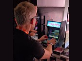 John Carmack jugando a la versión de Doom para Evercade