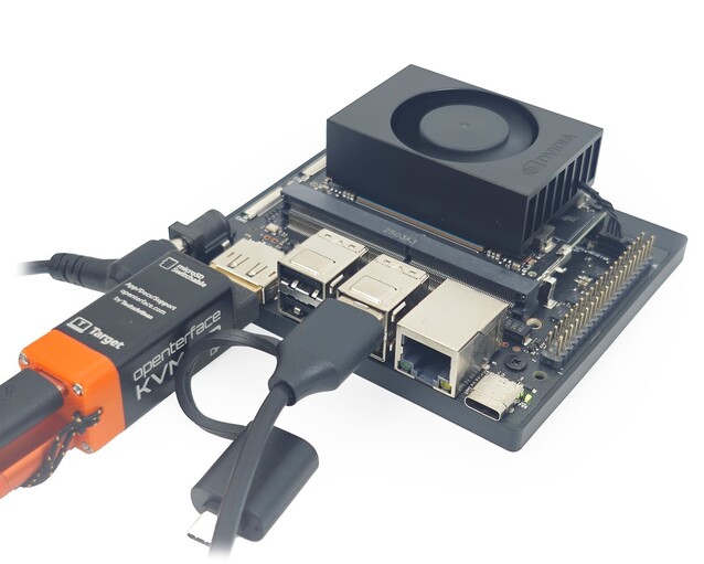 Todo el hardware encaja en el conector de la pantalla, lo que reduce el desorden de cables. (Fuente de la imagen: Openterface vía Crowdsupply)