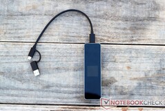 El cable combinado USB-C/Tipo-A incluido también está bien hecho.