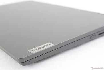 El logotipo de Lenovo impreso a lo largo de la esquina derecha añade una sensación de profesionalidad muy similar a la de la serie ThinkBook