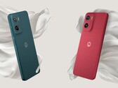 El Moto G05 viene en colores Rojo Ciruela y Verde Bosque (Fuente de la imagen: Motorola)
