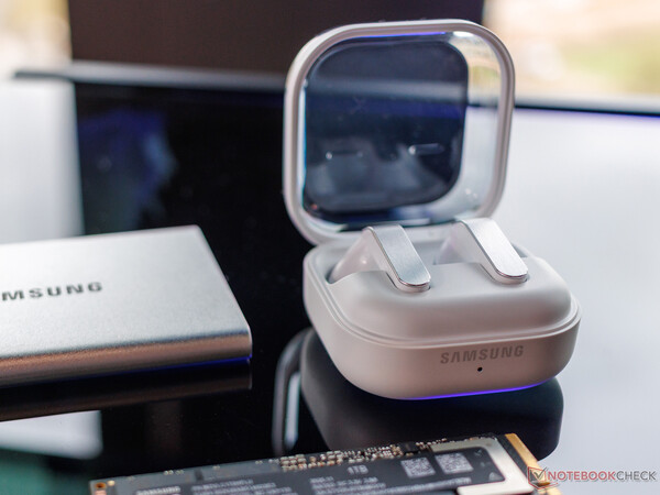 Los Galaxy Buds 4 han abandonado los tallos angulosos de los Galaxy Buds 3 por unos planos.