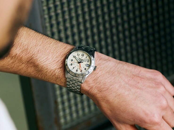 Una persona que lleva en la muñeca un Seiko 5 Sports Field-HDB002 con esfera de color beige.