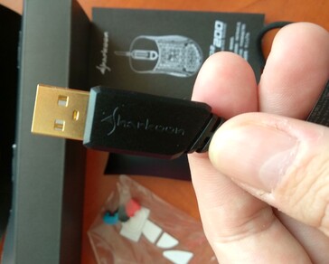 Sharkoon Light² 200 ratón ultraligero para juegos - Conector USB dorado Sharkoon text