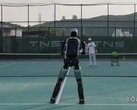 El humanoide Ubtech Walker S2 jugando al tenis (Fuente de la imagen: Ubtech Robotics en YouTube)