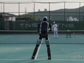 El humanoide Ubtech Walker S2 jugando al tenis (Fuente de la imagen: Ubtech Robotics en YouTube)