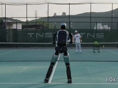 El humanoide Ubtech Walker S2 jugando al tenis (Fuente de la imagen: Ubtech Robotics en YouTube)