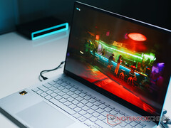 De momento, la aplicación Xbox actualizada sólo está disponible para los Insiders. En la imagen: jugando en un portátil con Windows en ARM. (Fuente de la imagen: Notebookcheck)