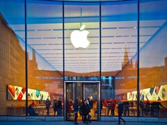 Vista exterior de la tienda Apple con el logotipo y clientes en el interior (Fuente de la imagen: Pixabay)