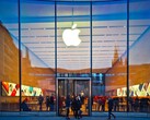 Vista exterior de la tienda Apple con el logotipo y clientes en el interior (Fuente de la imagen: Pixabay)
