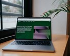 Un ordenador portátil sobre un escritorio junto a una ventana, con la página web de OpenAI ChatGPT abierta en la pantalla.