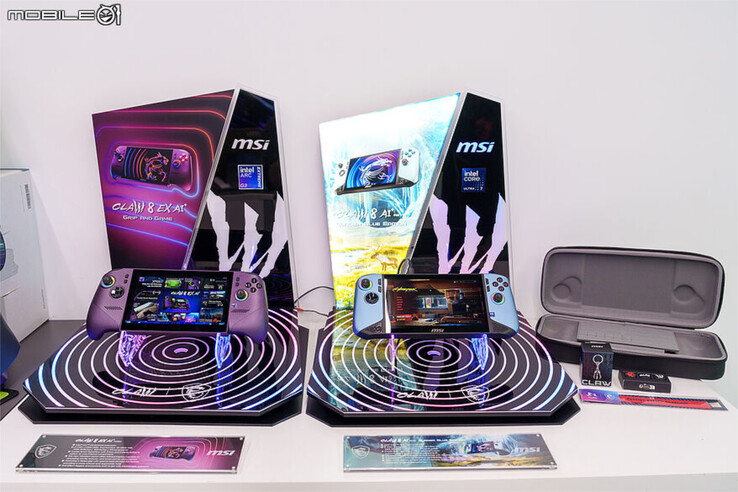 La Claw 8 EX AI+ en exposición con la Claw 8 AI+ Glacier Blue edition.