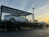 Cybertruck remolca un Modelo Y fabricado en EE.UU. (Fuente de la imagen: TeslaNewsWire/X)