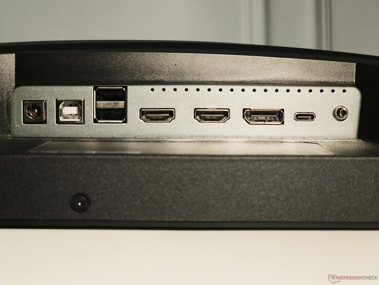 De izquierda a derecha: Entrada de CC, USB tipo B de subida, 2 USB tipo A, 2 HDMI 2.1 de salida, 1 DisplayPort 1.4a de salida, USB tipo C (con modo DisplayPort Alt y 65 W de Power Delivery), Salida de auriculares