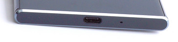 abajo: puerto USB-C, micrófono