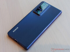 Honor vende el Magic V2 en las opciones de color Phantom Purple y Midnight Black. (Fuente de la imagen: Notebookcheck)