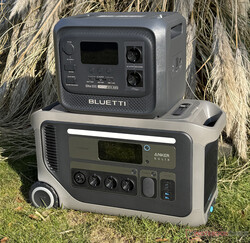 El Anker Solix F3000 es bastante más grande que el Bluetti Elite 300, pero también más potente.