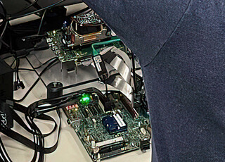 Muestra de ingeniería de GPU más placa base (Fuente de la imagen: Raja Koduri)