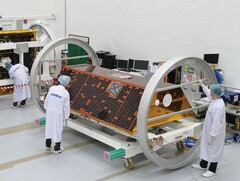 El Laboratorio Nacional de Los Álamos desarrolla un "velocímetro de naves espaciales" para mejorar el seguimiento de satélites en órbitas congestionadas. En la imagen: Ingenieros trabajando en el satélite GRACE-FO de la NASA (Fuente de la imagen: NASA)