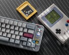 El Qwertykeys QK65 MK3 presenta un diseño de estilo retro y una pantalla integrada compatible con minijuegos. (Fuente de la imagen: Qwertykeys)