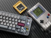 El Qwertykeys QK65 MK3 presenta un diseño de estilo retro y una pantalla integrada compatible con minijuegos. (Fuente de la imagen: Qwertykeys)