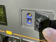 Puertos de ayuda al arranque y de batería auxiliar bajo la cubierta