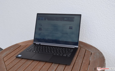 Lenovo Yoga C930 a la sombra