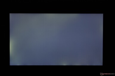 La pantalla extrabrillante de 1000 nits muestra un sangrado de retroiluminación irregular moderado a lo largo de los bordes