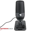 Roccat Torch en mano detallada: Micrófono de nivel básico para jugadores y streamers con un panel mezclador