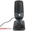 Roccat Torch en mano detallada: Micrófono de nivel básico para jugadores y streamers con un panel mezclador