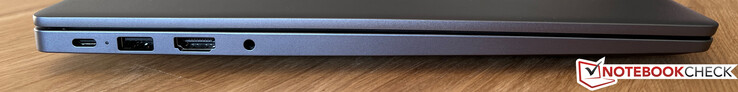 Izquierda: USB-C 3.2 Gen. 1 (5 GBit/s, modo DisplayPort ALT, Power Delivery), USB-A 3.2 Gen.1 (5 GBit/s), HDMI 1.4, audio de 3,5 mm