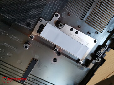 Almohadilla de refrigeración sobre la SSD en la placa inferior
