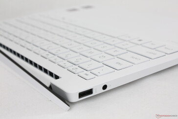 Rejillas de ventilación ocultas bajo la bisagra de la barra