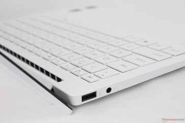 Rejillas de ventilación ocultas bajo la bisagra de la barra