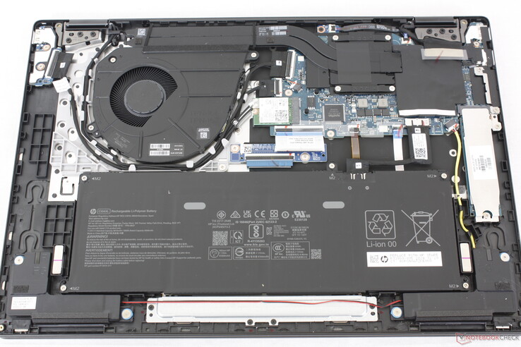 Interior del OmnoBook X Flip 16. No hay espacio para una segunda unidad SSD