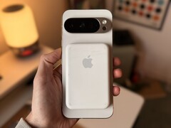 Un nuevo Pixel con un viejo accesorio Apple. (Fuente de la imagen: @1PaulJ_ vía X)