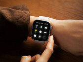 El Redmi Watch 6 contiene una corona digital y un único botón hardware para navegar por HyperOS 3.