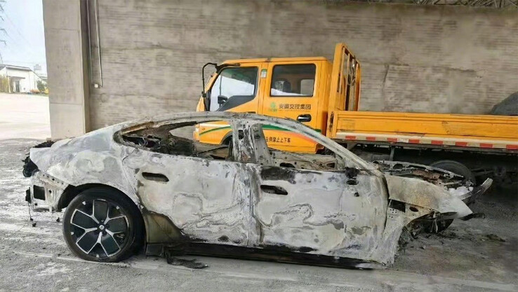 El SU7 supuestamente fotografiado tras el accidente. (Fuente: Weibo)